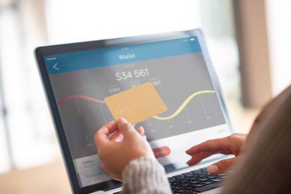 Quelles sont les caractéristiques uniques des cartes bancaires des banques en ligne ?